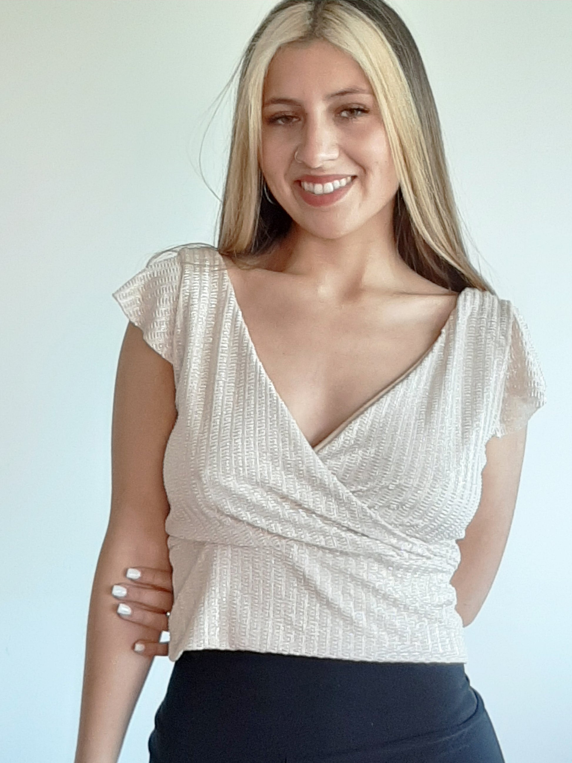 TOP con mangas beige brillo